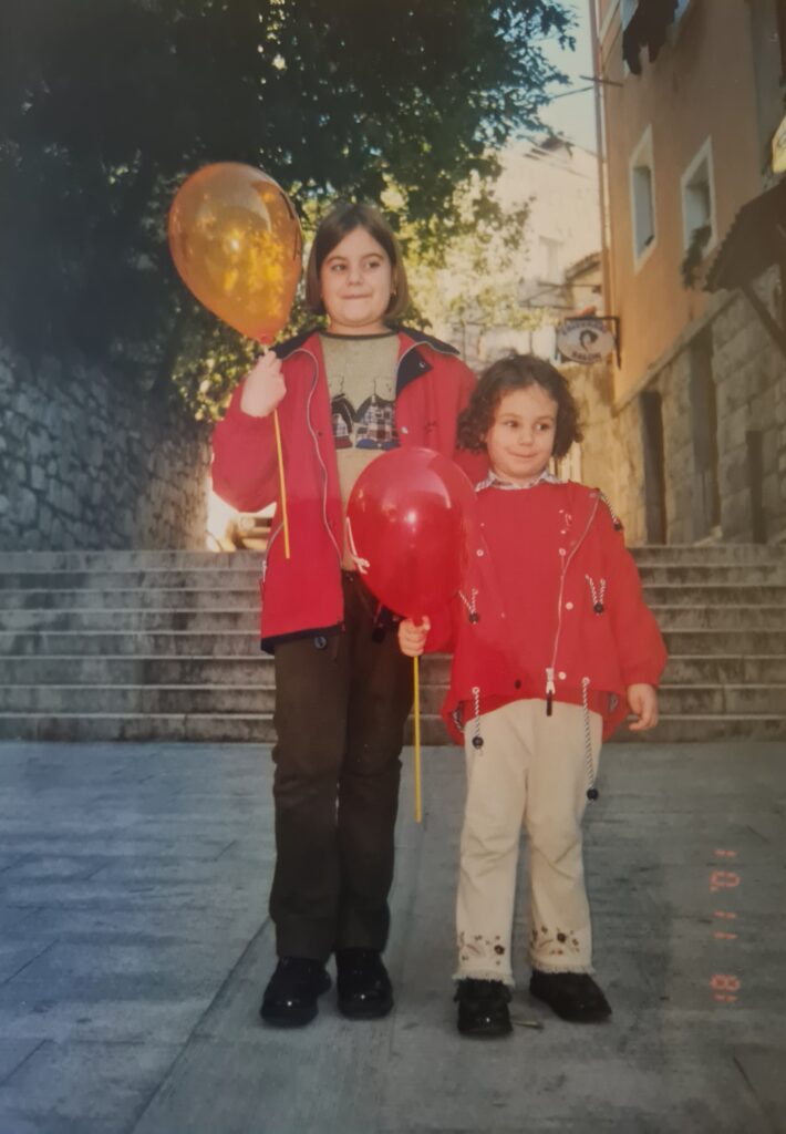 Djetinjstvo u centru Splita, sestra i ja na početku Rokove ulice 2001. godine