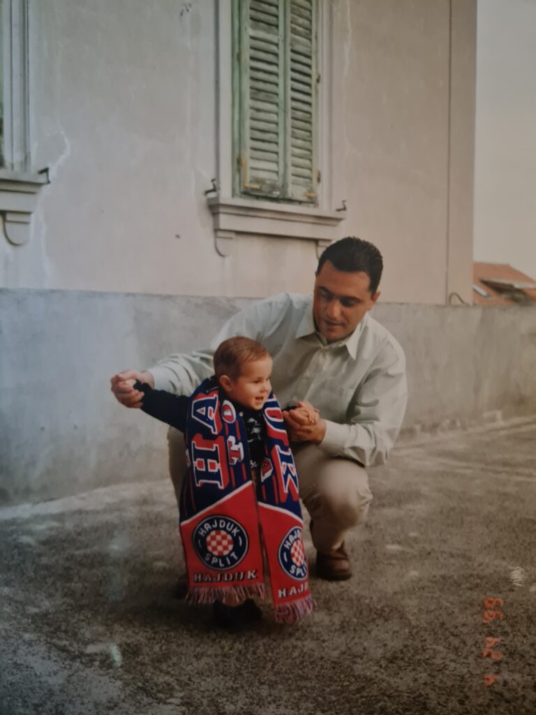 Djetinjstvo u Splitu, ja s Hajdukovim šalom na terasi stare kuće 1999. godine