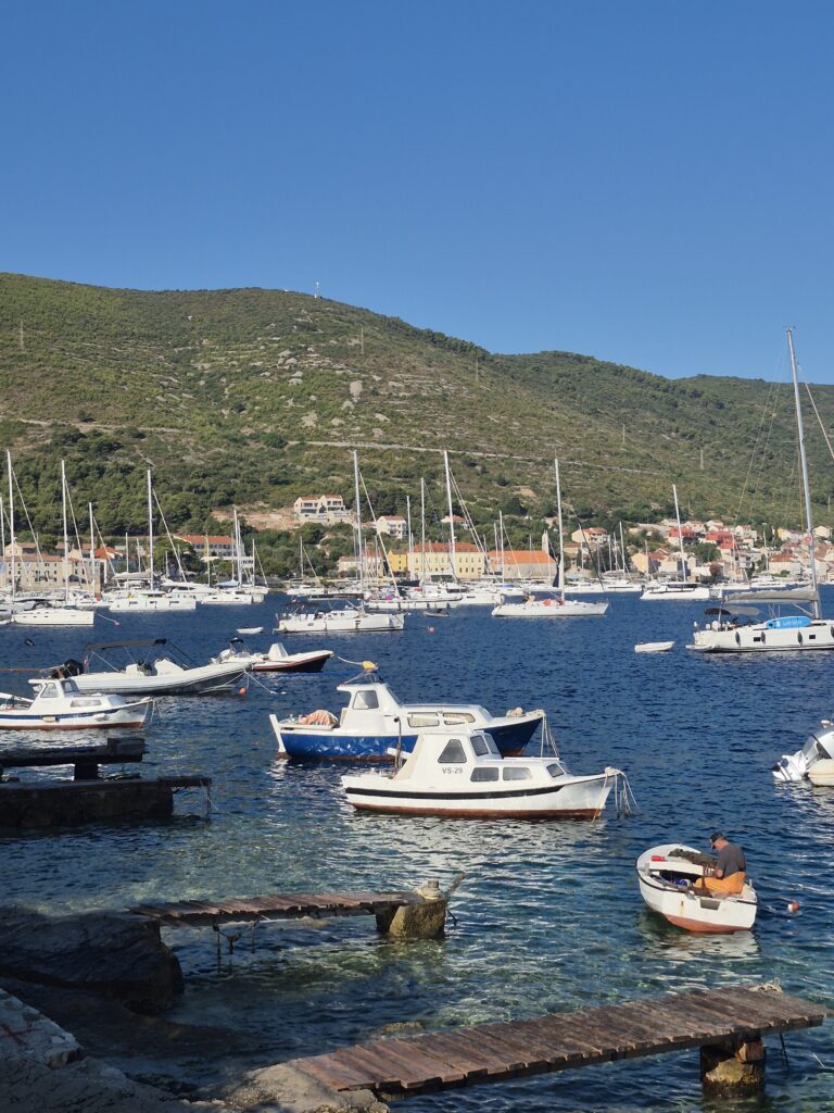 Otok Vis, Dalmacija, ribar u barci