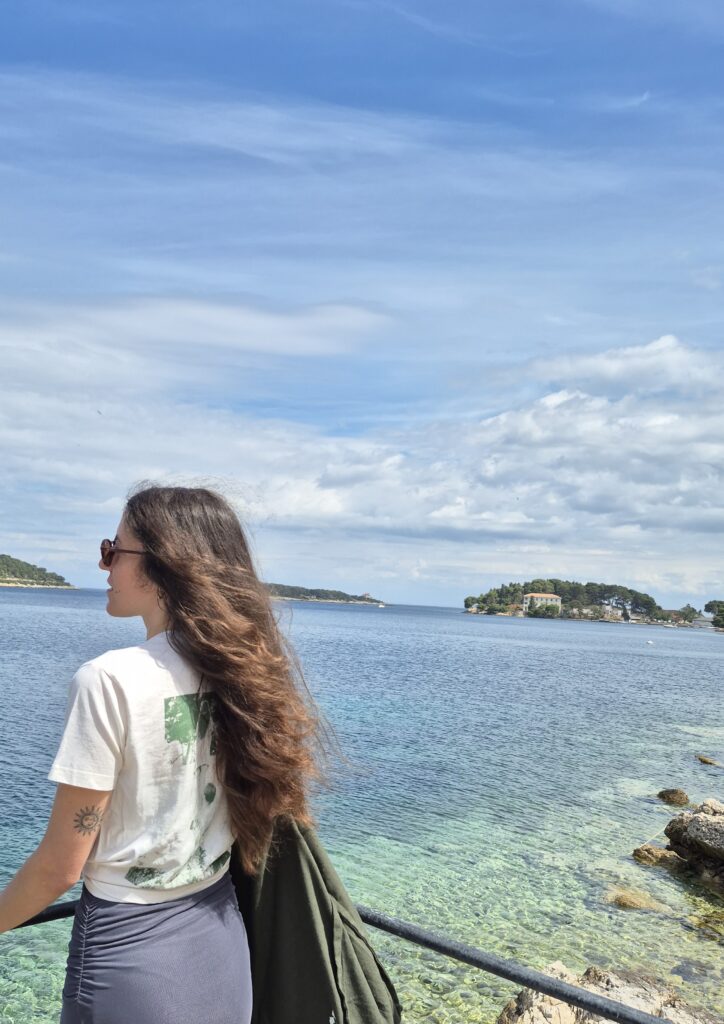 Ja na otoku Visu, Dalmacija, gledam u more