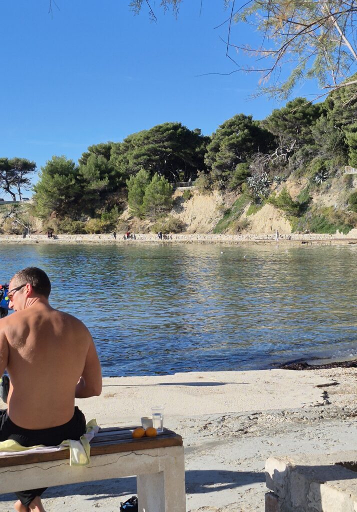 Muškarac na plaži Firule u Splitu