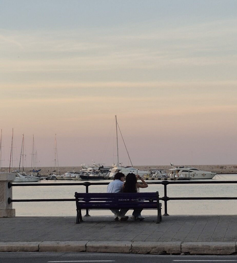 Par na klupici uz more, Puglia, Bari