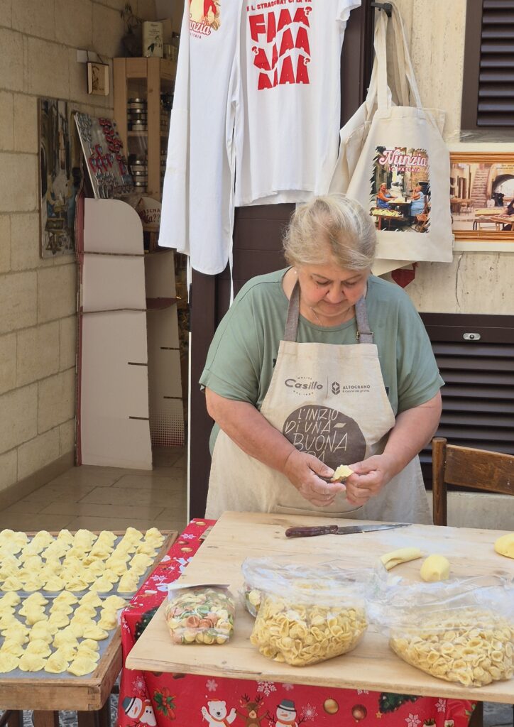 talijanska nonna radi orecchiette u Bariju