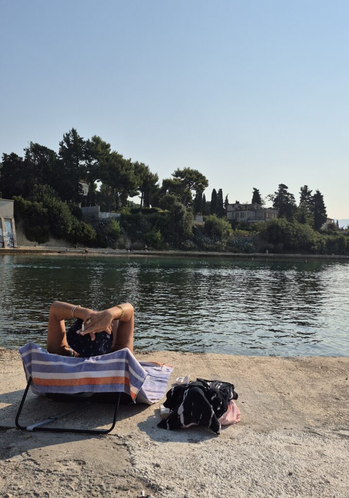 Žena na ležaljci na splitskoj plaži